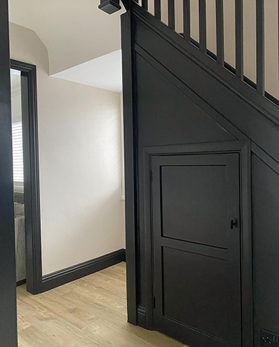 Dark skirting boards and light walls