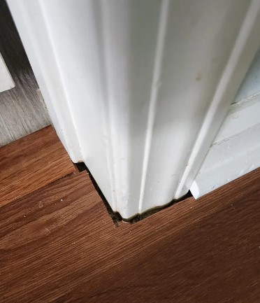 A gap between the floor and architrave