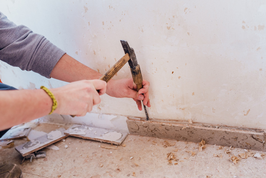 Removing old skirting board before fitting new boards